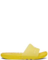 Желтые резиновые сандалии на плоской подошве