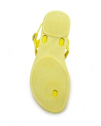 Желтые резиновые сандалии на плоской подошве от Mixfeel