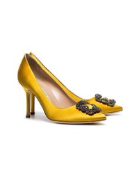 Желтые сатиновые туфли с украшением от Manolo Blahnik