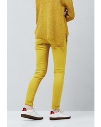 Желтые узкие брюки от Mango