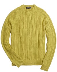 Желтый вязаный свитер