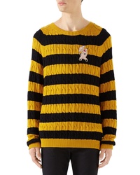 Желтый вязаный свитер в горизонтальную полоску