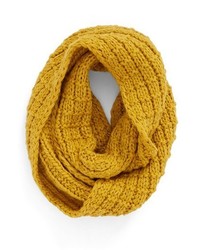 Желтый вязаный шарф