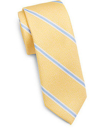 Желтый галстук в вертикальную полоску