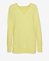 Желтый свитер с v-образным вырезом