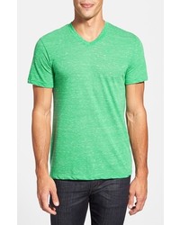 Зеленая футболка с v-образным вырезом