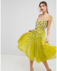 Зелено-желтое платье-комбинация с украшением