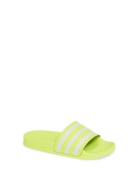 Зелено-желтые резиновые сандалии на плоской подошве