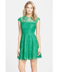 Зеленое кружевное платье с пышной юбкой