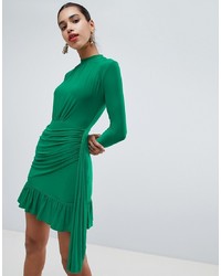 Зеленое облегающее платье с рюшами