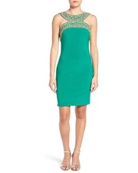 Зеленое облегающее платье с украшением