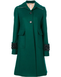 Зеленое пальто с украшением