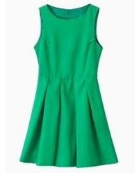 Зеленое платье с плиссированной юбкой