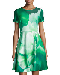 Зеленое платье с плиссированной юбкой с цветочным принтом
