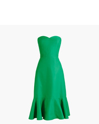 Зеленое платье с рюшами