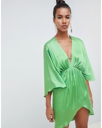 Зеленое шелковое платье прямого кроя