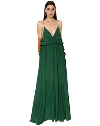 Зеленое шелковое платье с рюшами