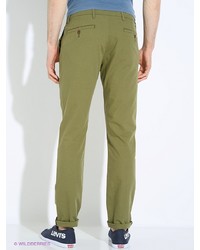 Зеленые брюки чинос от Levi's
