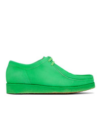 Зеленые замшевые ботинки дезерты