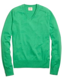 Зеленый свитер с v-образным вырезом