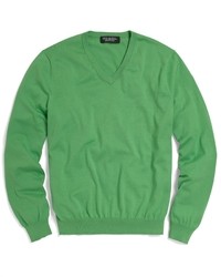 Зеленый свитер с v-образным вырезом