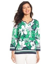 Зеленый свитер с цветочным принтом