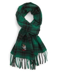 Зеленый шарф в шотландскую клетку