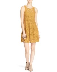 Золотое кружевное платье с пышной юбкой