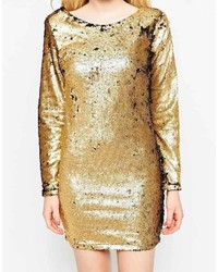 Золотое платье прямого кроя с пайетками