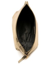 Золотой кожаный клатч от Clare Vivier