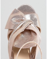 Золотые босоножки на каблуке от Miss Selfridge