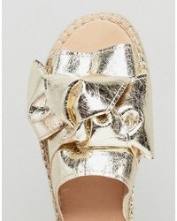 Золотые босоножки на танкетке от Carvela