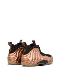 Мужские золотые кожаные кроссовки от Nike