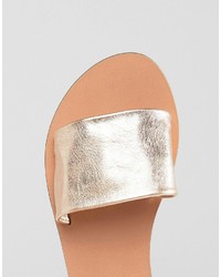 Золотые кожаные сандалии на плоской подошве от Asos