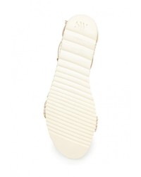 Золотые кожаные сандалии на плоской подошве от Stuart Weitzman