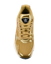 Женские золотые кроссовки от adidas