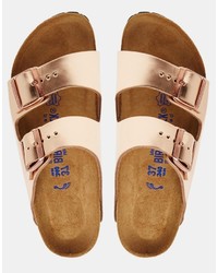 Золотые сандалии на плоской подошве от Birkenstock