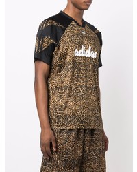 Мужская коричневая футболка с v-образным вырезом с леопардовым принтом от adidas