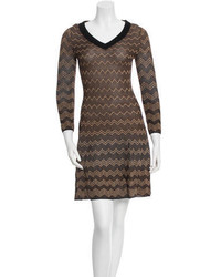 Коричневое платье-свитер с узором зигзаг