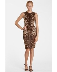 Коричневое платье-футляр с леопардовым принтом