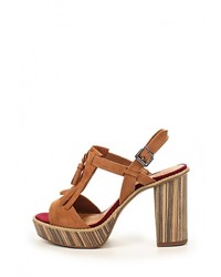 Коричневые босоножки на каблуке от Tamaris