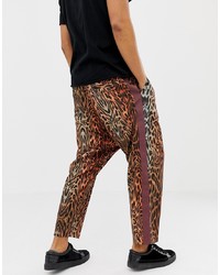 Коричневые брюки чинос с леопардовым принтом от ASOS DESIGN