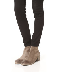 Коричневые замшевые ботильоны от Vince