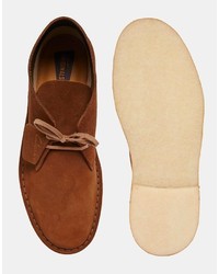 Коричневые замшевые ботинки дезерты от Clarks