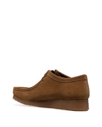 Коричневые замшевые ботинки дезерты от Clarks