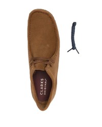 Коричневые замшевые ботинки дезерты от Clarks