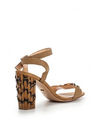 Коричневые кожаные босоножки на каблуке от Vitacci