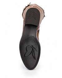 Коричневые кожаные сапоги от Caprice