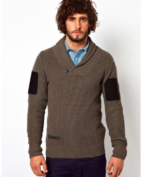 Коричневый свитер с отложным воротником