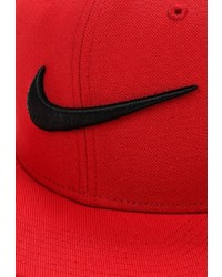 Женская красная бейсболка от Nike